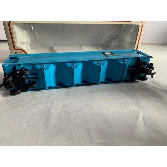 Bachmann HO Scale The Rock Center flow Covered Hopper Train Car with box - Picture 7 of 9